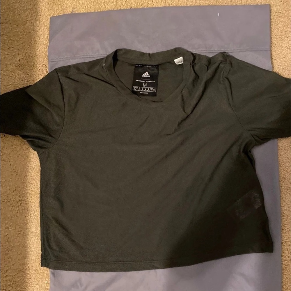 Adidas women’s mesh Olive green crop top. Sz medium.